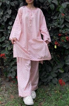 Desi always hits diff >> It's a simple kurta with pretty design! (Personally I luv sneakers or converses wth Desi idk whyy but that looks more cool) Trending Desi Outfits, Desi Wardrobe, Desi Pinterest, Trending Summer Nails, Simple Dress Casual, Desi Dress, Modest Casual Outfits, Pakistani Fashion Casual, Casual Indian Fashion