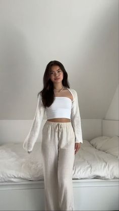 All White Girly Outfit, Flowy Pants Outfit Casual, Grey Flowy Pants Outfit, Linen Pants Outfit Autumn, Soft Girl Spring Outfits, Aesthetic Feminine Outfit, Modest Comfy Summer Outfits, Feminine Outfits With Pants, Feminine Comfy Outfit