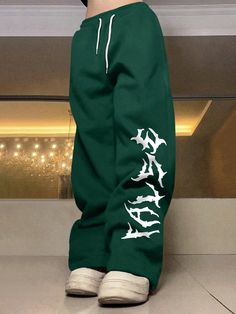 Verde Oscuro  Collar  Tela Letras Pierna recta Embellished Elástico Ligero Neon Green Streetwear, Cute Clothing Accessories, Cute Pants For School, Streetwear Fashion Sweatpants, Dark Green Outfits, Bape Pants, Street Wear Pants, Street Wear Clothes, Shein Bottoms