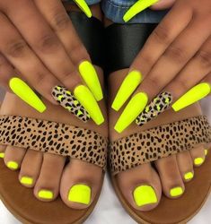 Nail Art With Yellow Polish, Very Bright Nails, Short Neon Nail Designs, Neon Yellow Nails Short, Neon Nails Designs, Nails Cateye, Cateye Nails