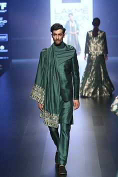 Indian Menswear, Men Fashion 2020, Fashion Sketches Men, Fashion Week Winter, Mens Indian Wear, Mens Wear Wedding, Kurta Men, Men's Ethnic Wear