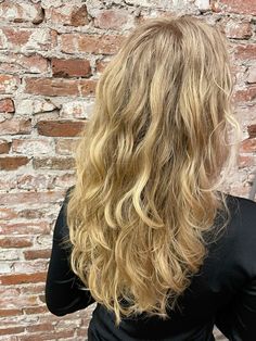 Natural blonde wavy hair Naturally Wavy Hair With Layers, Wavy Haircuts Layers, Medium Blonde Wavy Hair, Mid Wavy Hairstyles, Slightly Wavy Hair Natural, Long Layers Haircut Wavy Hair, Natural Wavy Hair Blonde, Layered Haircut Wavy Hair