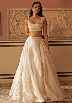 Lehenga Simple, Placement Pattern, Jaal Embroidery, Scallop Neckline, Cancan Lehenga, Gold Organza, Simple Lehenga, Trendy Outfits Indian, Indian Outfits Lehenga