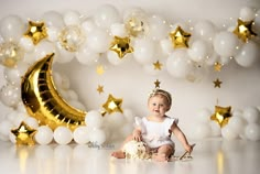 Two The Moon Photoshoot, Half Birthday Decoration Ideas, Star Cake Smash, Cake Smash Theme, Baby Birthday Photoshoot, Moon Birthday, Baby Shower Sweets, 1st Birthday Girl Decorations