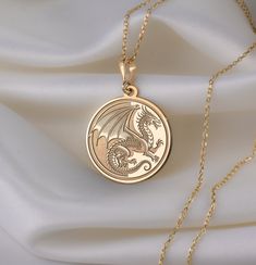 🐉 Step into the enchanting realm of Chinese New Year with our mesmerizing dragon necklace! 🎉 Crafted with meticulous attention to detail, this exquisite piece is a vibrant celebration of tradition, strength, and auspicious beginnings. Imagine the majestic dragon, intricately designed with shimmering scales ✨ and fierce claws, symbolizing power and resilience. With each wear, you'll embody the spirit of this mythical creature, carrying with you the energy of the Lunar New Year. 🌟 * Gender : Ma Symbolic Gold Dragon Jewelry, Gold Dragon Design Jewelry, Dragon Design Pendant Amulet Jewelry, Symbolic Gold Jewelry With Dragon Design, Gold Jewelry With Dragon Design, Gold Round Jewelry With Dragon Design, Gold Dragon Design Round Pendant Jewelry, Symbolic Dragon Design Round Pendant Necklace, Gold Round Pendant With Dragon Design