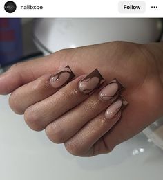 Fall Short Nail Designs Autumn, Short Acrylic Nails Fall 2024, Short Nail Designs Brown, Brown Square Nails Design, Brown Nails Short Square, Fall Square Nails Short, November Nails Square, Short Nails Brown, Brown Square Nails