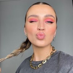 Allana Davison Outfits, Pop Of Color Makeup Looks, Color Makeup Looks, 2023 Makeup Looks, Trendy Makeup Looks, Allana Davison, Spring Makeup Looks, Soft Summer Makeup, Makeup 2023