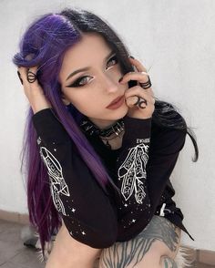 Hair Color Ideas Trending, Weird Haircuts, Pink And Purple Hair, Purple Hair Color Ideas, 2 Besties, Girl With Purple Hair, Lavender Hair Colors, Purple Hair Color, Split Dyed Hair