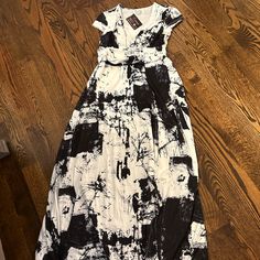 Dress Day White And Black Tie Dye Dress With Long Slit In Front Size L. Tags Attached. Never Worn - Priced To Sell White Tie Dye Dress, Black And White Tie Dye, Dye Dress, Black Tie Dye, Tie Dye Dress, White Tie, Black Tie, To Sell, Dress Shop