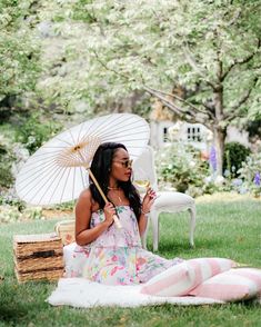 Picnic Umbrella Ideas, Picnic With Umbrella, Picnic Photoshoot Black Women, Picnic Attire For Women, Picnic Looks For Women, Picnic Attire, Al Fresco Dinner Party, Umbrella Paper, Bridgerton Tea Party