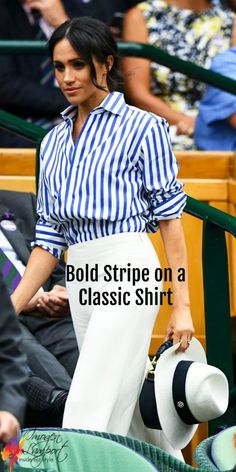 Estilo Meghan Markle, Princ Harry, Outfits With Striped Shirts, Meghan Markle Outfits, White Slacks, Blue And White Striped Shirt, Meghan Markle Style, Blue Striped Shirt, Jenny Packham