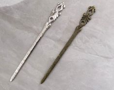 Description : Antique Silver Hair Stick Size ：16 x 160 mm Thickness : 3 mm Quantity: 5 pcs Plating : Antique Silver / Antique Bronze Material: Zinc Metal Alloy, Lead and Nickel Free ★ To see the Hair Stick and Bookmark please go to this link: https://www.etsy.com/shop/Amyjewelry1012?ref=seller-platform-mcnav&sort_order=date_desc&section_id=23006640 ★ We can offer wholesale price. If you need more quantity, please do not hesitate to contact me. ★ While every effort is made to represent colors as Bronze Material, Rhinestone Letters, Hair Jewellery, Witchy Jewelry, Hair Stick, Blue Evil Eye, Fine Jewels, Hair Sticks, Silver Hair