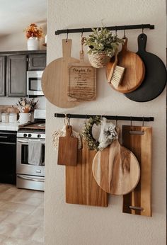 #cuttingboardwall #cuttingboardgallery #kitchendecor #charcuterie #kitcheninspo #modernhome #modernkitchen #blankwall #emptykitchenwall #fixerupper Bohemian Kitchen Wall Decor, Farmhouse Natural Decor, Kitchen Shelf Decor, Kitchen Black, Kitchen Things, Japanese Kitchen, Spring Valley, Kitchen Inspo