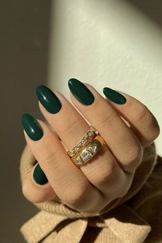 Trending Nail Colors, Winter Nail Ideas, Christmas Nail Ideas, Emerald Nails, Nails Trending, Dark Green Nails, Winter Manicure, Green Nail, Casual Nails