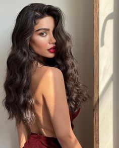 Long Dark Hair, Model Poses Photography, Foto Poses, Feminine Aesthetic, Medium Length Hair Cuts, Model Poses, Beauty Inspiration, Dark Hair