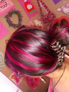 Brown And Hot Pink Hair, Creative Hair Dye Ideas, Draculaura Hair, Skunk Hair, Y2k Hair, Hair Mistakes