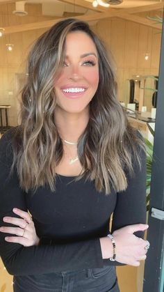 Medium Length Hair Styles With Highlights, 2023 Hair Color Trends For Women Blue Eyes, 2023 Haircuts For Women Side Part, Medium Length Balayage Hair Brunettes, Popular Brown Hair Colors, Brunette Balayage Hair 2023, Brunette Hair Summer 2023, Hybrid Hair Color, Mid Length Hair With Side Part