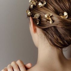 | BRIDE | Totalement fan de cette jolie coiffure de mariée tout en élégance et en légèreté grâce aux épingles à cheveux @maisonsabben si délicates... —⠀⠀⠀⠀⠀⠀⠀⠀⠀ 📷 @capyture_photography⠀ —⠀⠀⠀⠀⠀⠀⠀⠀⠀ #bride  #bridehairstyle #accessories #weddingaccessories #blogmariage #inspirationmariage #lamarieeauxpiedsnus #LMAPN #wedding #simplewedding #sinspirersemarier Moss Hair, Bridal Hairstyle, Modern Bridal, Bridal Hair Pins, Loose Hairstyles, Flower Pins, Alternative Wedding, Hair Pin, Modern Bride