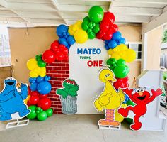 the sesame street balloon arch is decorated with balloons and characters from sesame's birthday party