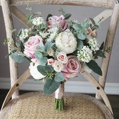 Made in Pretoria will educate you how to recreate this (and make jaws drop!). Dahlia Wedding Bouquets, Classic Wedding Bouquet, White Rose Wedding Bouquet, Modern Wedding Bouquets, Simple Wedding Bouquets, Dahlias Wedding, Spring Wedding Bouquets, Peony Bouquet Wedding, Sunflower Wedding Bouquet