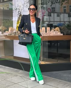 Adidas Striped Pants Outfit, Track Pants And Blazer Outfit, Green Adidas Track Pants Outfit, Green Sport Outfit, Green Track Pants Outfit, Track Pants Outfit Casual, Gucci Style Outfit, Trendy Sporty Outfits, Track Pants Outfit Women