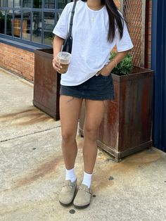 Summer T Shirt Outfits, Casual Nyc Outfit, Cafe Outfit, Chubby Girl Outfits, Airport Outfit Summer, T Shirt Outfits, Nyc Outfits, Shirt Outfits, Casual Outfit Inspiration