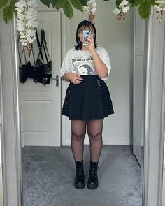 Outfits For Plus Size Women Summer, Midsize Black Skirt Outfit, Kpop Concert Outfit Ideas Plus Size, Fairycore Lookbook, Plus Size Summer Concert Outfit, Plus Size Grunge Fashion, Curvy Alternative Fashion, Plus Size Black Skirt