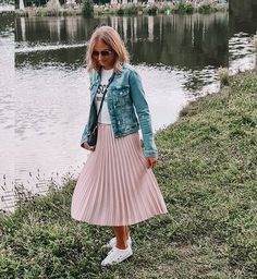 Pink Chiffon Skirt Outfit, Peach Pleated Skirt Outfit, Midi Pleated Skirt Outfit Summer, Midi Pink Skirt Outfit, Light Pink Pleated Skirt Outfit, Pink Accordion Skirt Outfit, Pink Pleated Skirt Outfit Ideas, Pink Pleated Midi Skirt Outfit