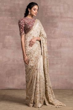 Ivory embroidered printed sari & maroon blouse White Sari, Fancy Sarees Party Wear, Indian Saree Blouses Designs, Saree Blouse Patterns, Elegant Blouse Designs, Embroidered Saree, Saree Blouse Designs Latest