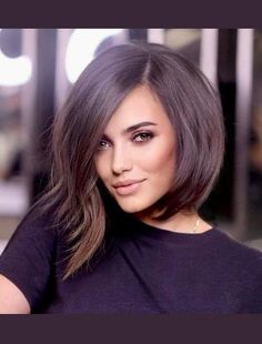 Κούρεμα Bob, Asymmetrical Bob Haircuts, Asymmetrical Haircut, Bob Hairstyles With Bangs, Bob Haircut For Fine Hair, Haircut Inspiration, Penteado Cabelo Curto, Haircuts For Fine Hair, Years Younger