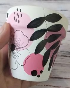 Feliz viernes para todos!! Hoy les muestro esta hermosa maceta de barro Pintura organica estilo botanico. Naty Mates Decorados, Hobby Ideas, Painted Flower Pots, Pottery Painting, May 31, Diy Crafts To Sell, Crafts To Sell, Flower Pots, Diy And Crafts