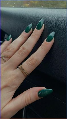 Forest green nails // dark green nails // almond nails // fall nail inspo // fall green nails // Dark Green Nails, November Nails, Fall Gel Nails, Smink Inspiration, Green Nail, Makijaż Smokey Eye, Thanksgiving Nails, Dark Nails, Prom Nails