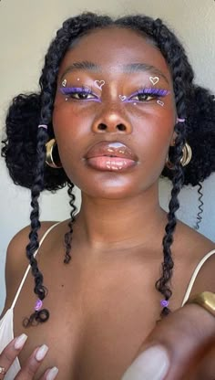 Sza Concert Makeup Ideas, Braided Hairstyles For Short Natural Hair, Sza Concert Makeup, Graphic Eye Looks, 4c Loc Styles, Summer Makeup Black Women, Cool Eye Makeup Looks, Interesting Makeup Looks, Creative Face Makeup