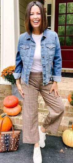 What To Wear With Wide Leg Pants (Complete Guide for Women) Cropped Wide Leg Pants Outfit, Shoes With Wide Leg Pants, Wide Leg Pants Outfit Fall, Wide Leg Pants Outfit Work, Styling Wide Leg Pants, Capri Outfits, Pants Outfit Fall