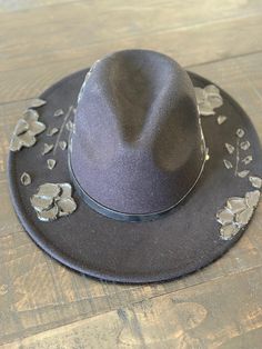 Panama style hat with textured hand painted flowers.       -Melrose & Market brand.      -Faux leather band.  Material:       -90% Polyester      -10% Wool Hat measurements:       -3" brim      -23.5" inner circumference      -Inside circumference is fully adjustable - there is a string pull on the inside to adjust to your perfect fit. Care Instructions:      -Spot clean only with damp cloth      -Paint can get wet and will not come off      -Do not put through the washer/dryer Spring Leather Fedora With Short Brim, Spring Leather Fedora With Adjustable Fit, Spring Leather Fedora With Curved Brim, Leather Fedora For Spring, Spring Leather Fedora, Spring Leather Brimmed Fedora, Spring Leather Fedora With Flat Brim, Leather Fedora With Flat Brim For Spring, Hand Painted Hat With Short Brim