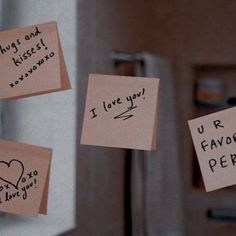 sticky notes attached to a refrigerator door with words written on the magnets that say i love you, u r favors perk