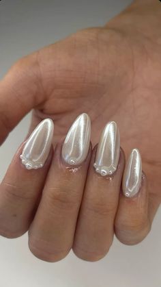 obsessed with my new set 💋 Champagne chrome with pearls Pearl Chrome Nails With Pearls, Nail Art White Design, Chrome Nails With Pearl Beads, Pearl Nails With Chrome, Chrome With Pearl Nails, Nails Design With Pearls, Champagne Birthday Nails, Pearl And Black Nails, Chrome Dip Nails Ideas