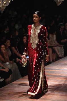 Suit Back Design, Lakme Fashion Week 2016, Velvet Outfit, Look Hippie Chic, Fashion Week Winter, Lehenga Bridal, Velvet Lehenga, Nikkah Dress