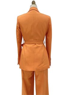 Offrez-vous la pièce ultime avec le superbe tailleur pantalon orange pour femme - tailleur pantalon ceinturé à jambe large de Guocali. Ce tailleur pantalon ceinturé à jambe large respire la confiance et le style, ce qui en fait un incontournable dans toute garde-robe avant-gardiste. Rehaussez votre look et faites tourner les têtes avec ce tailleur-pantalon audacieux et vibrant. Faites une déclaration audacieuse et confiante avec le costume pantalon orange pour femme de Guocali. Parfait pour cell Pantalon Orange, Ladies Trouser Suits, Wide Leg Pant Suit, Mens Undershirts, Man Blazer, Mens Boxer Shorts, Leg Belt, Pantsuits For Women, Suit Shoes