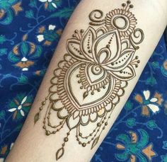 a henna tattoo is on someone's arm