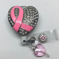 Pink Ribbon Herz; Versenkbare I.D. Badge Halter-Badge Reel-Badge Buddy Dies ist ein wunderschöner rosafarbener Band-Abzeichenhalter. Entzückendes Herz mit klarem Strass und einem rosa Band, das über das Herz gescrollt ist. Perfekt für Brustkrebsbewusstsein. Die Ansteckrolle ist mit einem farblich passenden Silberlack und Glitzer bemalt. Es gibt einen rosafarbenen Herzanhänger, plus einen rosa Strassstein auf dem Vinylband für zusätzlichen Pizazz. INDIVIDUALISIERUNG: Alle meine Abzeichenrollen si Cheap Everyday Pink Badge Holders, Ribbon Heart, Badge Buddy, Badge Lanyard, Nurse Badge Holders, Retractable Badge Holder, Id Badge Reels, Silver Paint, Retractable Badge Reel