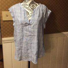 See Pics - Never Worn Has Partial Tag On It Still Gap Short Sleeve Blouse For Spring, Gap Short Sleeve Spring Blouse, Gap Casual Blouse For Spring, Gap Summer Casual Blouse, Gap Casual Summer Shirt, Casual Vacation Tops From Gap, Casual Cotton Blouse By Gap, Casual Vacation Tops By Gap, Summer Casual Gap Blouse