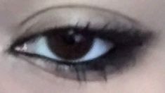 Messy Eyeliner Aesthetic, Sleepy Eyes Makeup, Emo Eye Makeup, Grunge Eyeliner, Eyeliner Styles