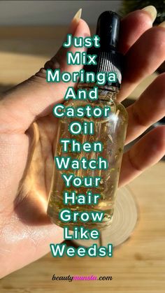 Two hair growth heavy weights - combine them easily like this to make your potent moringa and castor oil for hair growth mix - double power to grow your hair faster! Hair Growth Oil Recipe, Ways To Grow Hair, Grow Your Hair Faster, Herbs For Hair Growth, Hair Growth Tonic, Castor Oil For Hair Growth, Herbs For Hair