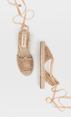 Las alpargatas planas de crochet de Stradivarius nos dejan mudas Straw Shoes, Small Crochet Gifts, Crochet Shoes Pattern, Crochet Sandals, Chic Shoes, Shoe Pattern, Crochet Shoes, Crochet Top Pattern, Diy Shoes