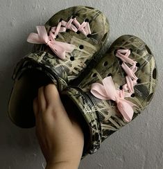 Camo Crocs Outfit, Crocs Camo, Crocs Diy, Croc Outfits, Camo Crocs, Crocs Fashion, Pretty Sneakers, Trendy Shoes Sneakers, Pretty Shoes Sneakers