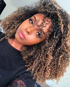 25 Vibrant Curly Hair Color Ideas for a Stunning Makeover Highlights Afro Hair, Blonde Highlights Curly Hair, Natural Hair Highlights, Curly Color