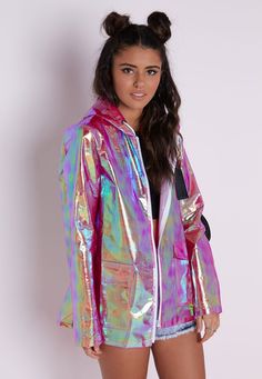 Look Hippie Chic, Holographic Fashion, Rain Mac, Raincoat Outfit, Fest Outfits, Rain Coats, Diy Vetement, 90s Outfit, Coat Outfit