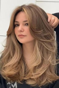 Long Layered Butterfly Haircut Long Haircuts Women, Round Face Haircuts, Haircuts For Fine Hair, Hairstyles For Round Faces, Medium Length Hair Cuts, Layered Haircuts