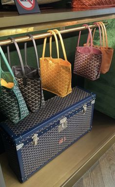 Goyard Mini Tote Outfit, Outfit Ideas Uggs, Comfy Autumn Outfit, Nails 2023 Fall, Fall Outfits Comfy, Womens Tankini Swimwear, Autumn Outfit Ideas, Outfits Comfy